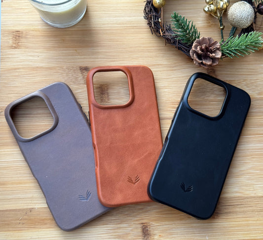 Los 3 colores de funda de Alex Goldfinch sobre una mesa de madera